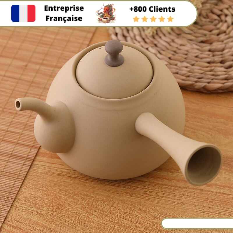 chaud thé dans tasse sur plateau avec bouilloire. 25063733 Art
