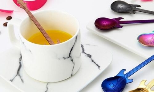 Cuillère-Guitare-avec-Tasse-de-Thé