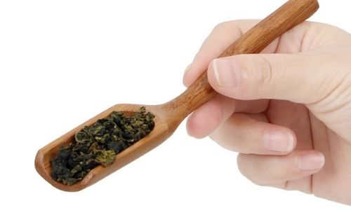 Petite-Cuillère-en-Bambou-en-Main